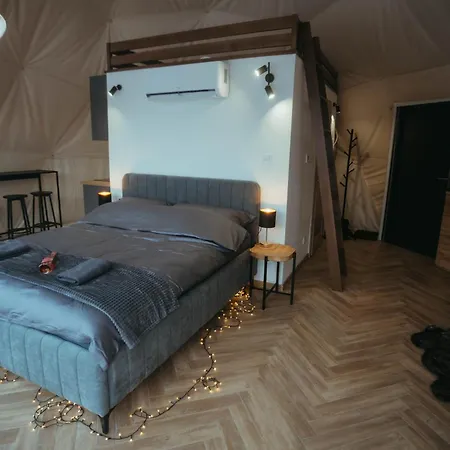 Роскошный шатер Glamping Pod Hradom Sukromne Jacuzzi A Sauna Бардеёв