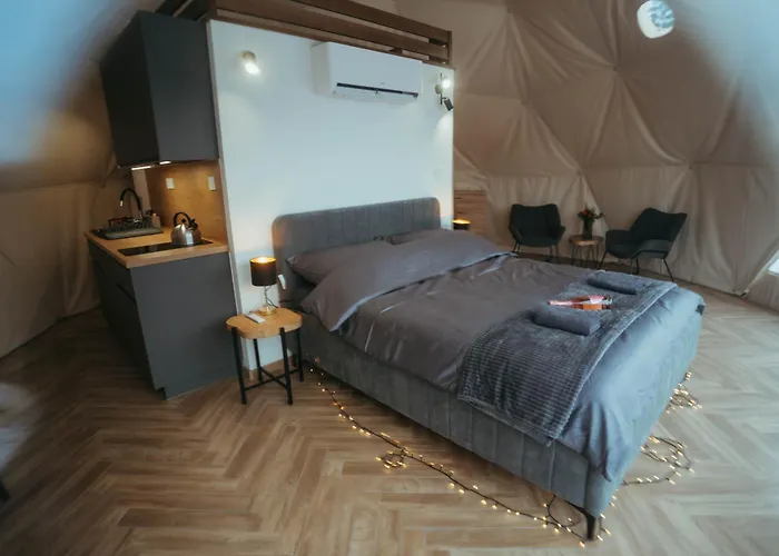 Glamping Pod Hradom Sukromne Jacuzzi A Sauna * ברדיוב