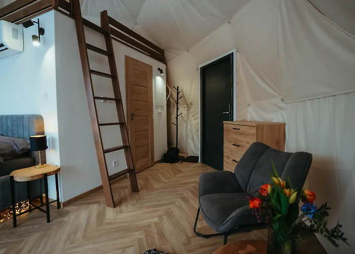 Glamping Pod Hradom Sukromne Jacuzzi A Sauna אוהל מפואר